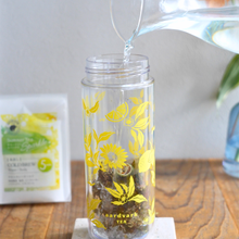 冷たい水（300ml）を注いで<br>5分待つ